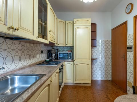 Kitchen Sink, Cabinetry, Countertop, Property, Sink, Building, Tap, Kitchen Appliance, Kitchen, Lighting