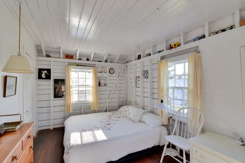 4 bedrooms, travel crib, internet, bed sheets