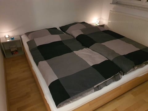 2 bedrooms, cribs/infant beds, internet, bed sheets