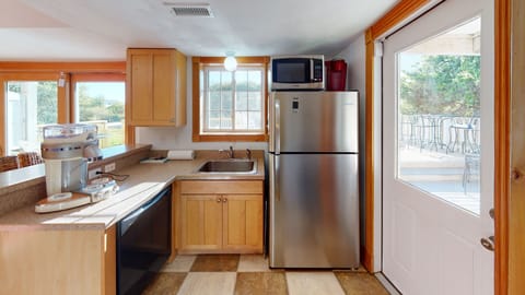 Full-size fridge, microwave, oven, stovetop