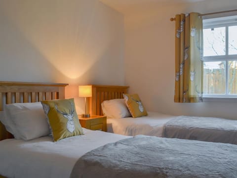 Twin bedroom | Uaine Cottage, Aviemore