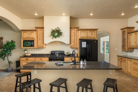 Fully Equipped Kitchen for Culinary Creations:
Create a feast in the well-appointed kitchen, stocked with everything needed for bountiful, home-cooked meals.
