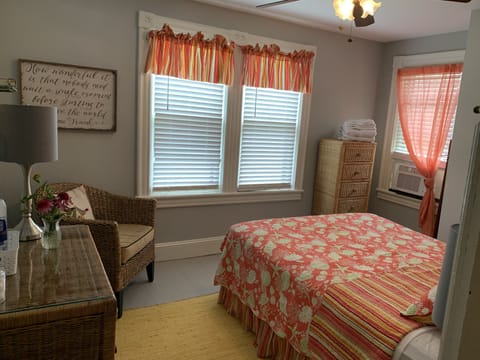 Queen bedroom with Summer  Tropical linen decor 