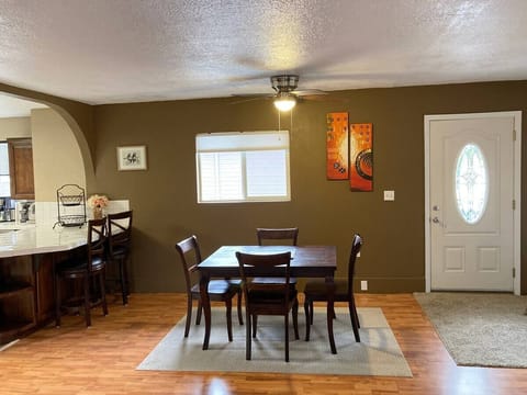 dining area for 6 (4 at table, 2 at breakfast bar)