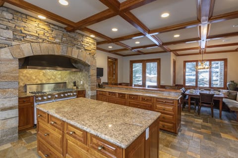 4.4-telluride-gold-hill-kitchen-breakfast