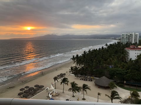 Beach nearby, sun loungers, beach towels