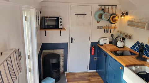 Fridge, oven, stovetop, electric kettle