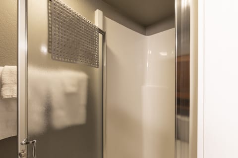 Combined shower/tub, hair dryer, towels