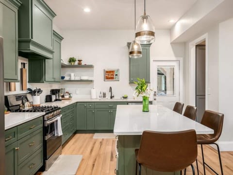 Kitchen | Fully stocked with cooking utensils