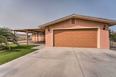 This 3-bedroom, 2-bath vacation rental is located in Bullhead City!