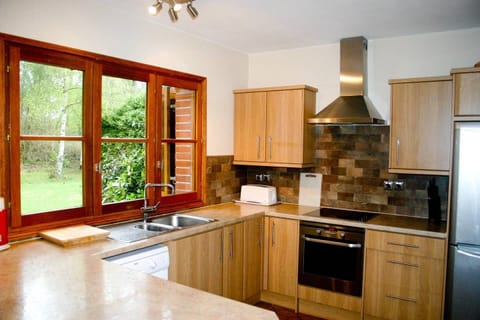 Maison vraiment très bien située. Au calme, juste à 10 min en voiture de la plage.- Kitchen