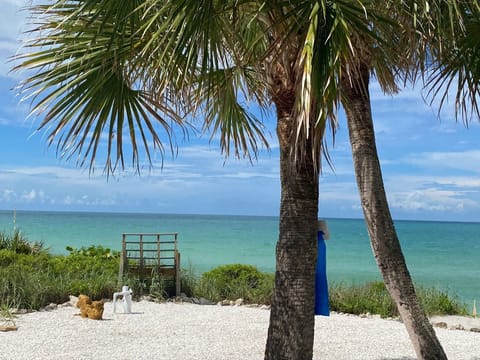 Beach nearby, sun loungers, beach towels