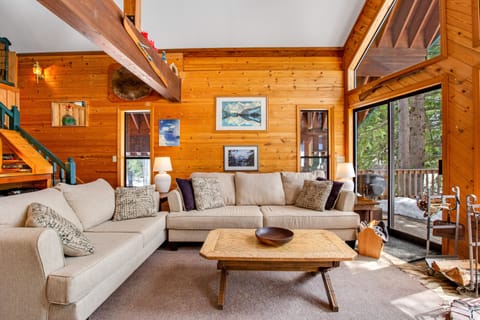 Delightful, family-friendly A-frame cabin w\/ a pool table, foosball, & more Cabin in Snoqualmie Pass