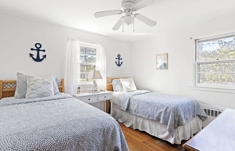 Downstairs bedroom with two twin beds