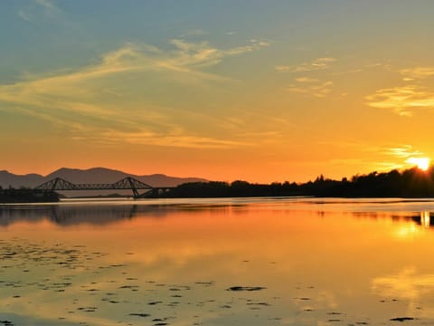 Water, Cloud, Sky, Atmosphere, Water Resources, Light, Afterglow, Natural Landscape, Orange, Dusk