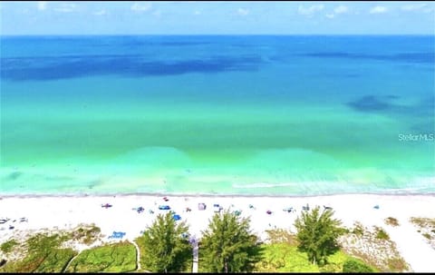 Beach nearby, sun loungers, beach towels