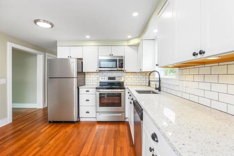 Private kitchen | Fridge, microwave, oven, stovetop