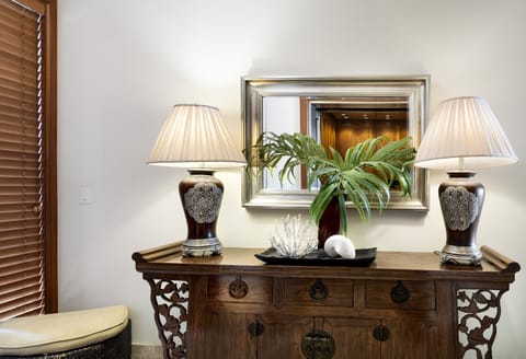 Kolea 10B ~ Elevator Entry