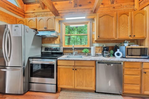 Stainless appliances & everything you need to cook for your family!