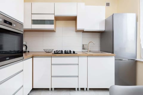 Modern, fully equipped kitchen.