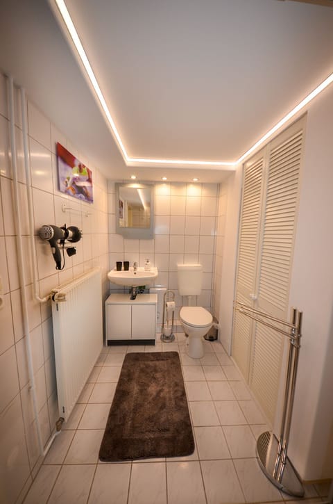 Combined shower/tub, hair dryer, towels, soap