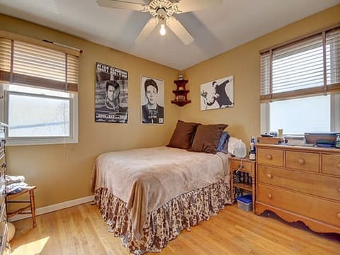 4 bedrooms, desk, iron/ironing board, WiFi