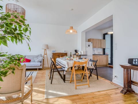 Table, Furniture, Plant, Chair, Houseplant, Flowerpot, Wood, Interior Design, Lighting, Kitchen