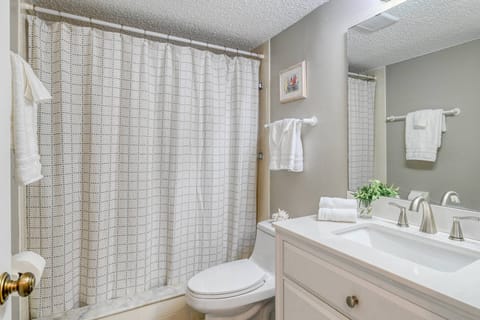 Combined shower/tub, hair dryer, towels