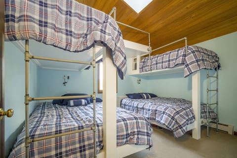 Kids/Bunk Room - two queen beds on lower