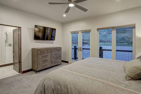 Master bedroom upstairs: Dresser, TV, balcony, lake and mountain views!