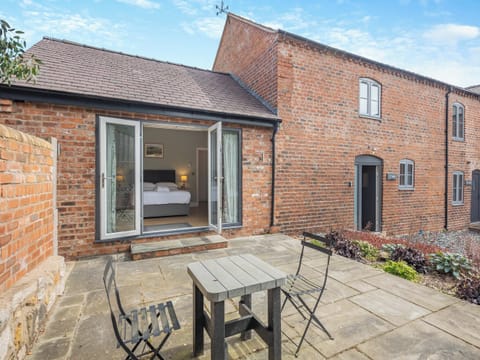 Sitting-out-area | Y Stabl - Vale of Llangollen Farm Cottages, Trevor, near Llangollen