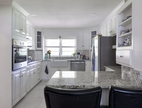3c granite Kitchen Bar with 2 stools