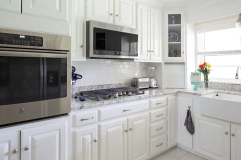 Private kitchen | Fridge, microwave, oven, stovetop