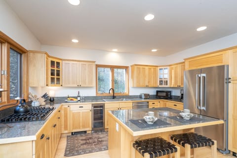 3.3-haven-on-hang-glider-mountain-village-kitchen2