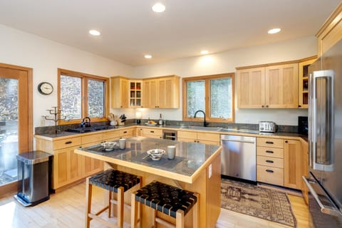 3.2-haven-on-hang-glider-mountain-village-kitchen1