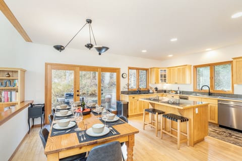 3.1-haven-on-hang-glider-mountain-village-dining1