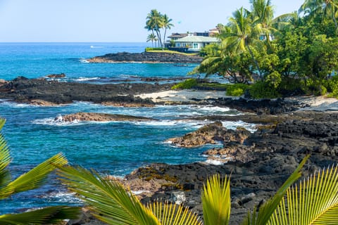 Beach nearby, sun loungers, beach towels