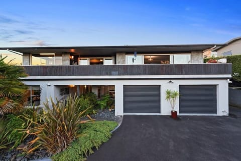 ground floor apartment with private and exclusive access. Hosts live upstairs