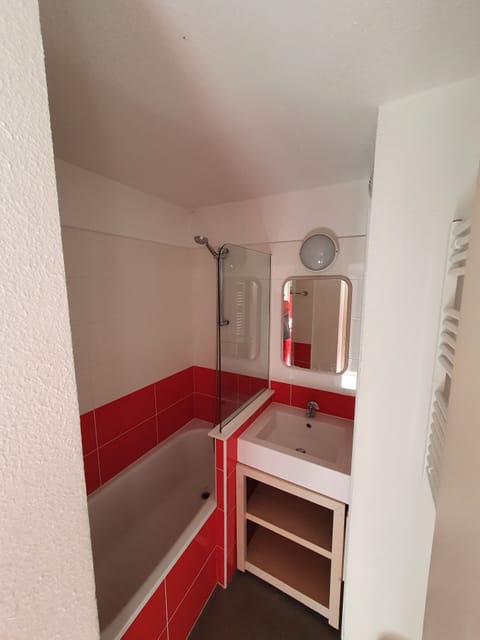 Combined shower/tub, hair dryer, towels