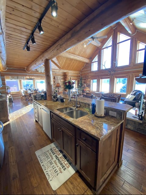 Private kitchen | Fridge, microwave, oven, stovetop