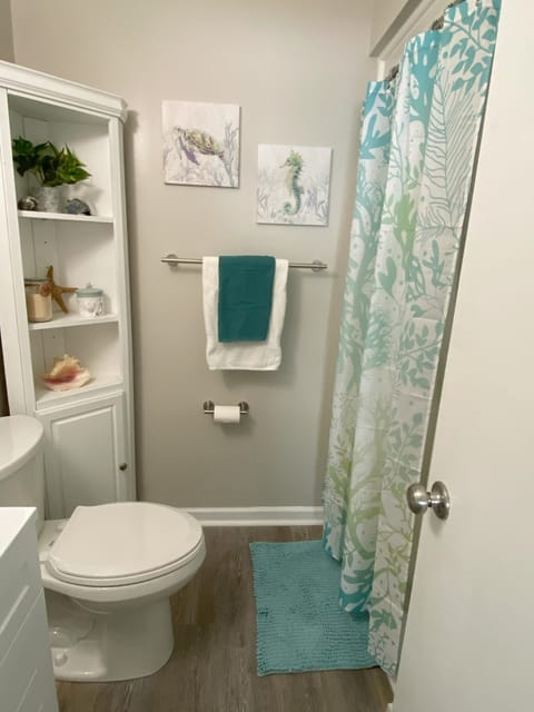 Combined shower/tub, towels