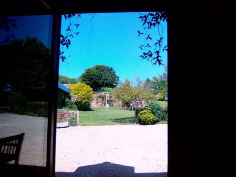 Vue from main door/vue port d'entrée