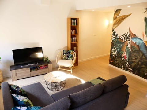 Living-room with TV  - Books and city map at your disposal