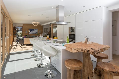 Perch at the bar to breakfast-and-go