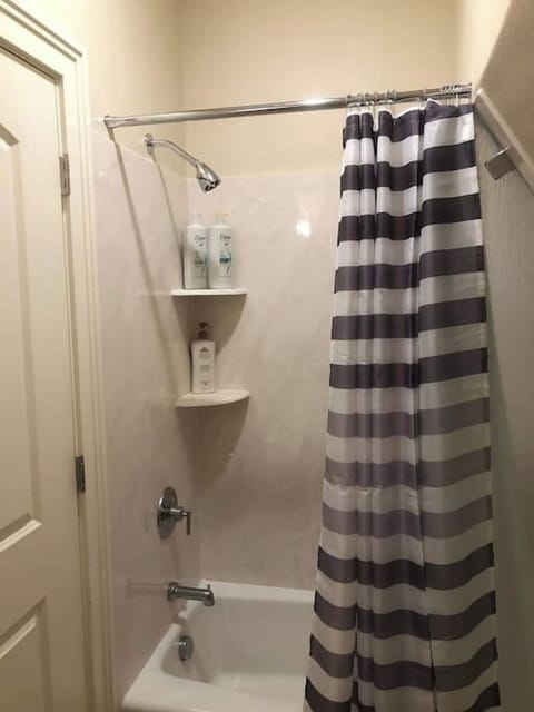 Combined shower/tub, hair dryer, towels