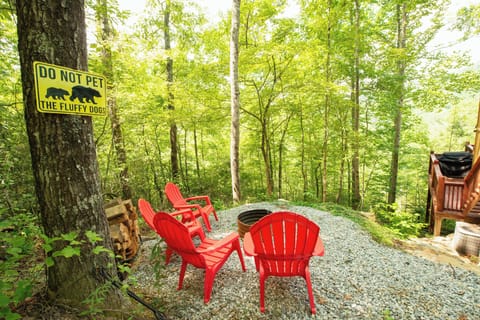 Almond Vacation Rental | 2BR | 1.5BA | 1,000 Sq Ft | Stairs Required