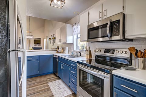 Private kitchen | Fridge, microwave, oven, stovetop