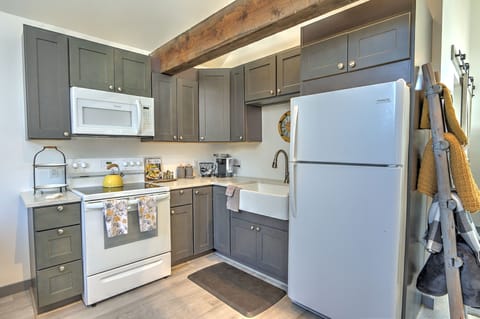 Beautiful Kitchen complete with everything you need to make a dinner/breakfast!
