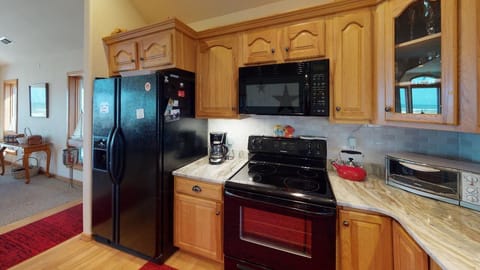 Full-size fridge, microwave, oven, stovetop