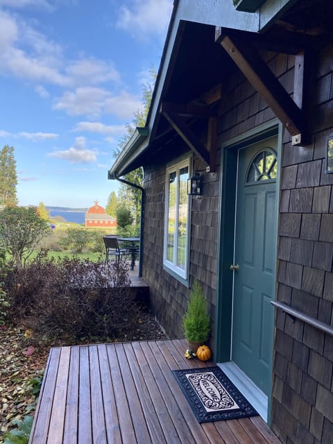 Your front door entrance to Sharon‘s Cottage and the beautiful view!